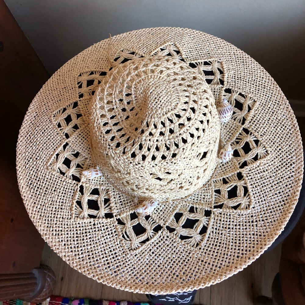 Straw Hat with Shells - Picture 9 of 11